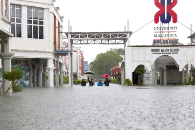 Universiti telah mengaktifkan bilik gerakan banjir dan talian 24 jam di seluruh kampus sejak Jumaat, bagi memastikan keselamatan serta kebajikan warga UMK terjaga. Foto: Facebook Universiti Malaysia Kelantan (Rasmi)
