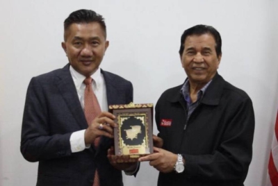 Nor Hasnal (kiri) menerima cenderamata daripada Mohd Yusoff selepas majlis MoU antara DPDDM dan LUC baru-baru ini.