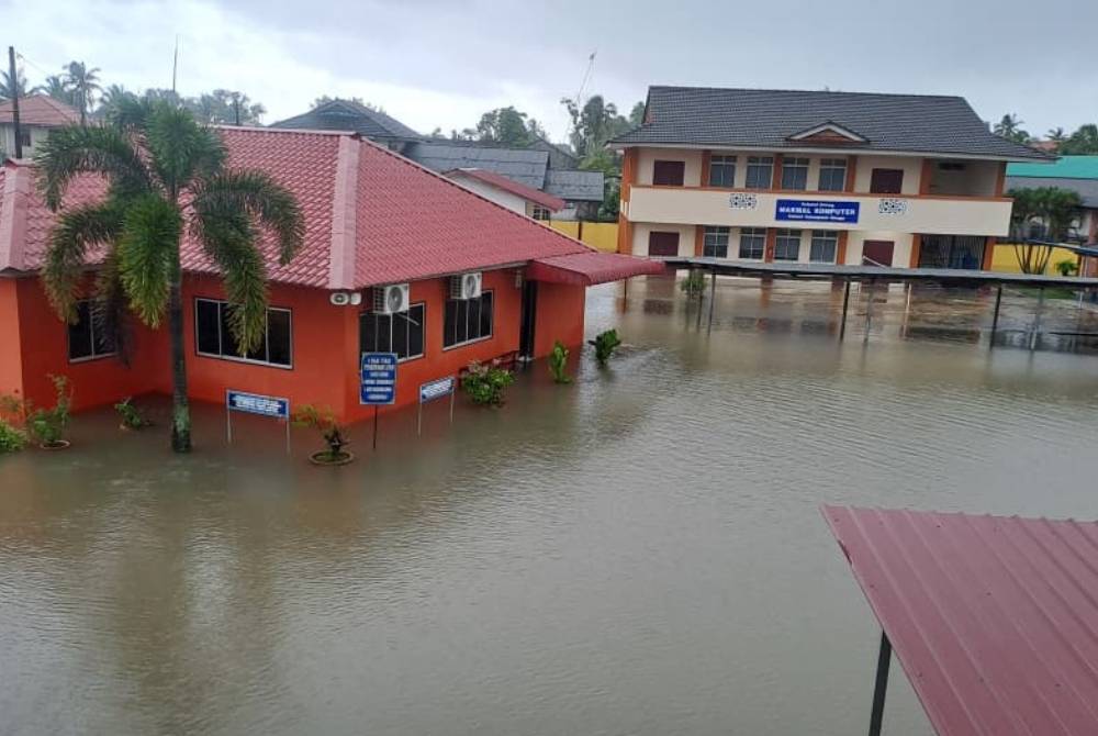 Keadaan SK Banggu semasa dilanda banjir sejak Sabtu lalu. 