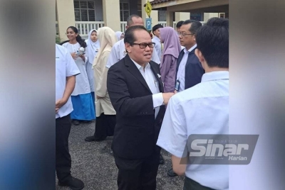 Mohd Azam ketika ditemui pemberita selepas meninjau perjalanan hari pertama SPM di SMK Putrajaya Presint 11(1) pada Selasa.