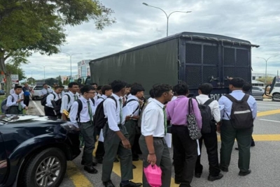 Sebahagian calon-calon SPM di SMK Jitra dipindahkan ke SMK Tanjung Pauh akibat banjir kilat. Foto: RTM