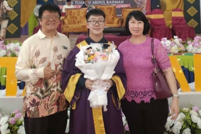 Lim Siong Fui mendaftar sebagai calon persendirian bagi dua subjek iaitu Matematik dan Matematik Tambahan pada April lepas, semata-mata untuk meniupkan semangat kepada anaknya Lim Yi Hen, 17, seorang pelajar aliran Sains.