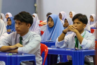 Calon SPM Sekolah Menengah Kebangsaan Padang Midin, Kuala Terengganu menduduki peperiksaan bertulis Bahasa Melayu 1, hari ini.
Seramai 19,595 calon SPM di negeri ini menduduki ujian bertulis di 175 pusat peperiksaan.
-- fotoBERNAMA (2025) HAK CIPTA TERPELIHARA