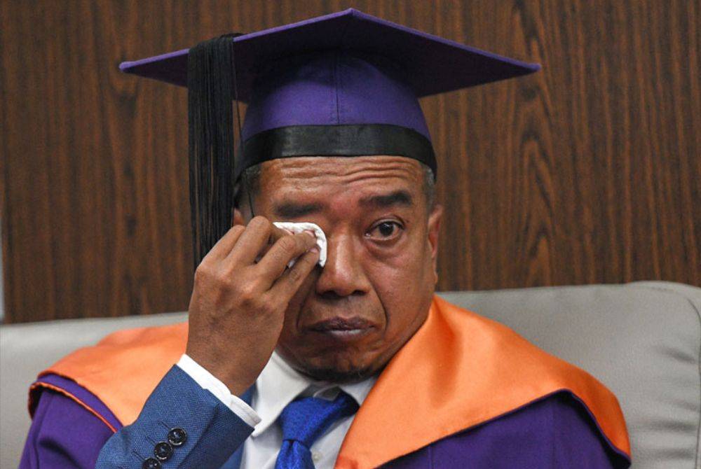 Mohd Khairul sebak semasa menceritakan dua anaknya tidak bersama apabila berpisah dengan isterinya setelah masuk dalam penjara pada tahun 2019.