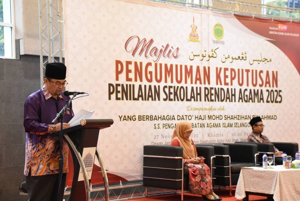 Mohd Shahzihan (kiri) ketika di Majlis Pengumuman Keputusan PSRA 2025 pada Khamis.