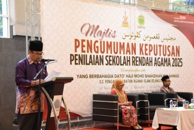 Mohd Shahzihan (kiri) ketika di Majlis Pengumuman Keputusan PSRA 2025 pada Khamis.