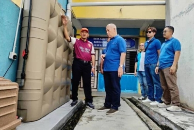 Herlman (kiri) memberikan penerangan mengenai proses penuaian air kepada Ketua Pegawai Eksekutif PAAB, Zulkiflee Omar.