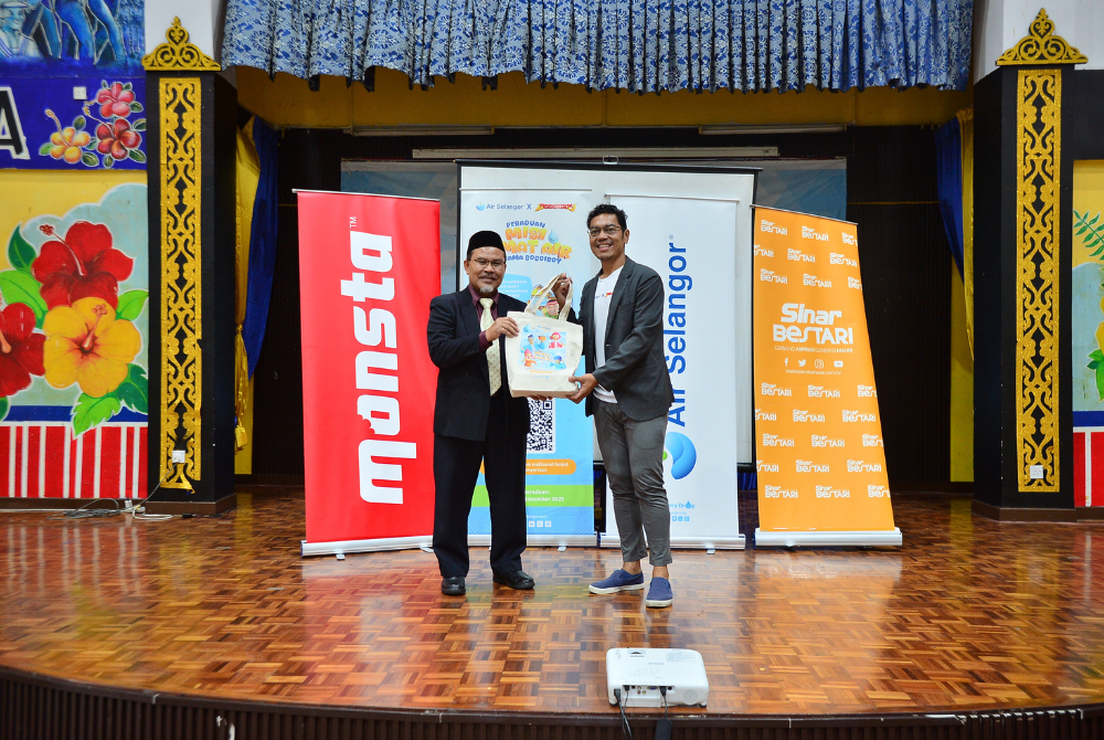 Asyraf (kanan) bersama Guru Penolong Kanan Pentadbiran SK Sentul 1, Mohamed Rasul Sallehuddin (kiri).