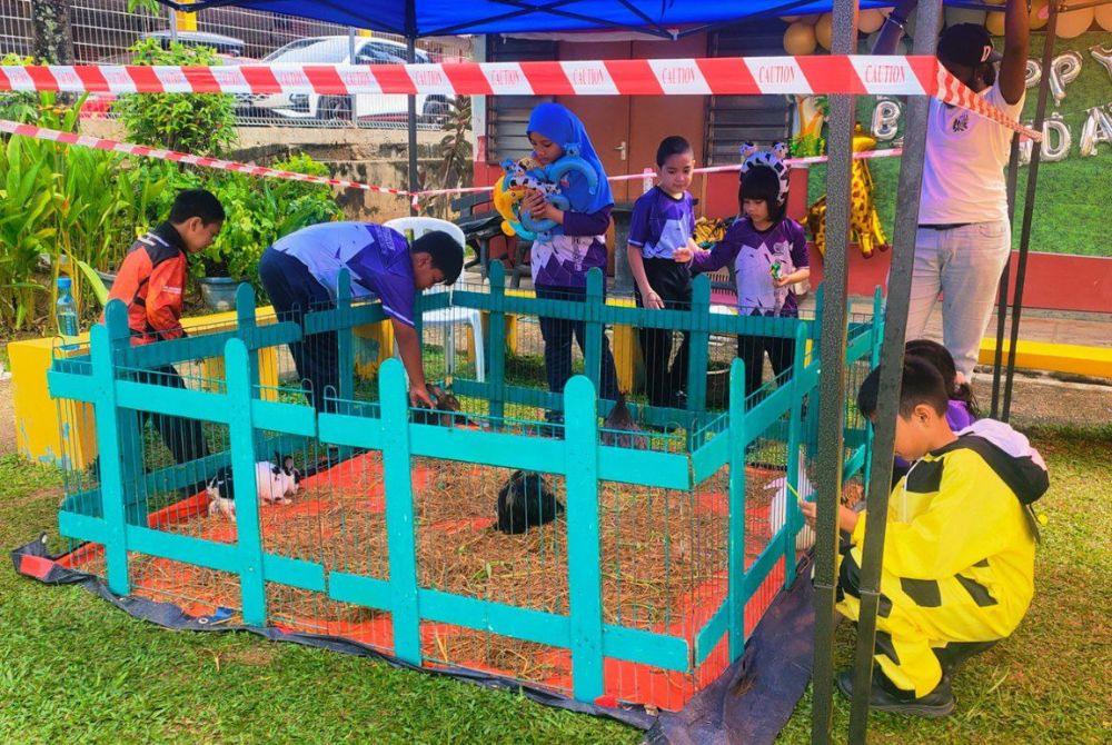 Mini zoo yang dilaksanakan di luar bilik darjah.