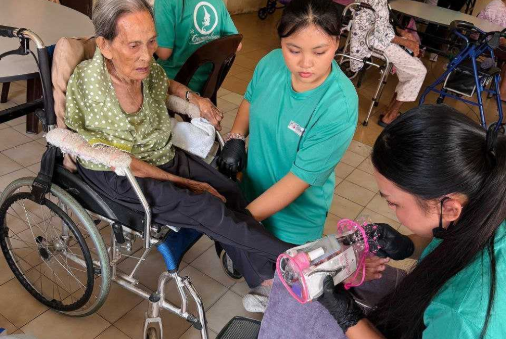 Rawatan penjagaan kuku tangan, kuku kaki, urutan dan menggunting rambut dilaksanakan sempena program berkenaan.