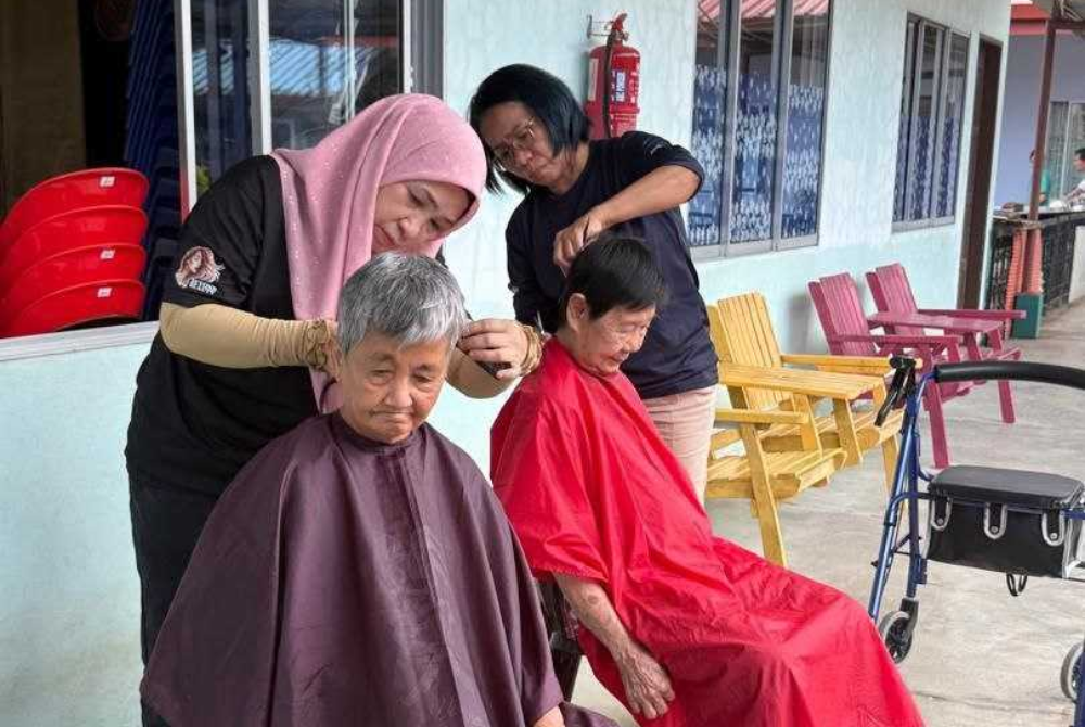 Rawatan penjagaan kuku tangan, kuku kaki, urutan dan menggunting rambut dilaksanakan sempena program berkenaan.