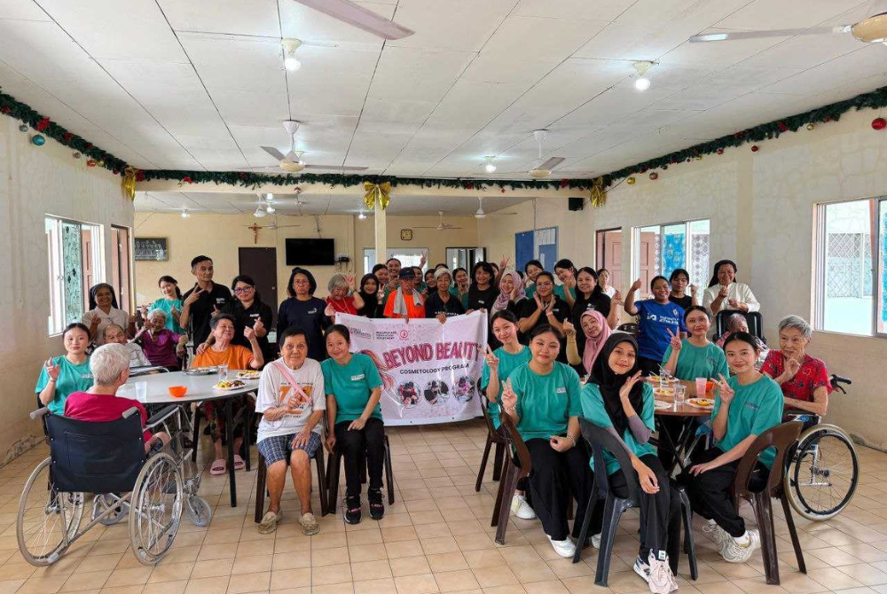 Seramai 19 pelajar KV Keningau terlibat untuk mendandan warga emas di Holy Family Residence for Senior Citizens, Papar.