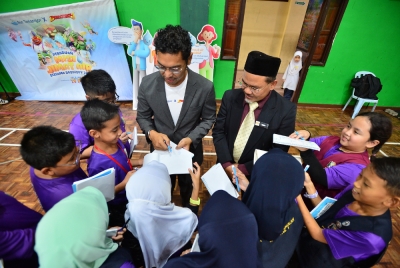 Pelajar SK Sentul 1 berpusu-pusu meminta tandatangan Asyraf dan Mohamed Rasul selepas selesai program.