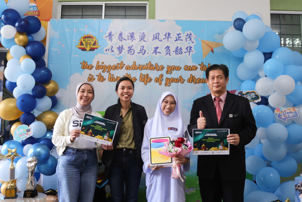 Tahniah kepada Hani Hafina Mohamad Hanapi dari SMK Tinggi Kuching yang
menerima sebuah iPad selepas memenangi Anugerah Karya Paling Kreatif (Kategori
Menengah) bagi AI Artventure di IDECS25 Digital Art Gallery (DAG25).
