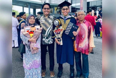 Hakim (dua dari kiri) bersama adik kembarnya Hakimi selepas Istiadat Konvokesyen ke-103 UiTM, Shah Alam. Ibu bapa mereka turut hadir memberi sokongan.