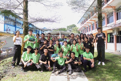 Tahniah kepada SMK Datuk Patinggi Haji Abdul Gapor! Sekolah ini mencatat
pencapaian cemerlang dengan memenangi Anugerah Penyertaan Terbanyak,
menghantar 1,285 penyertaan bagi AI Artventure di IDECS25 Digital Art Gallery
(DAG25).