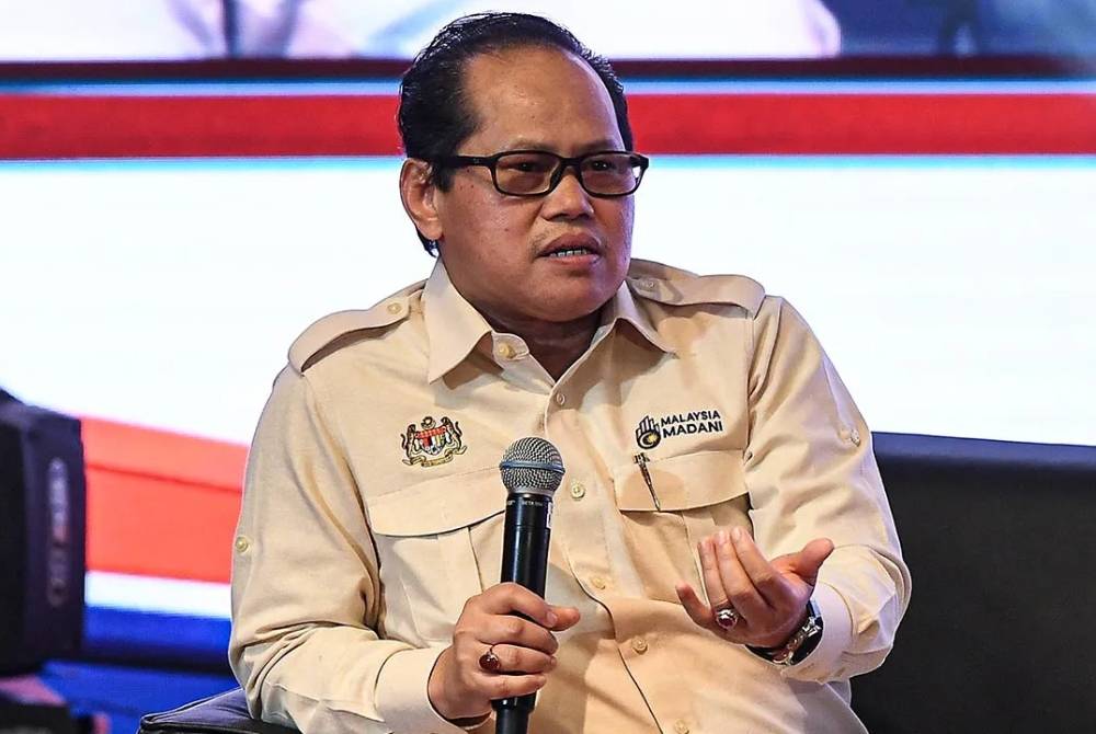 Mohd Azam ketika berucap pada sesi Forum Memperkukuh Sektor Kesihatan Pendidikan dan Kemiskinan sempena Majlis Konvensyen Nasional Reformasi Perkhidmatan Awam 2025.