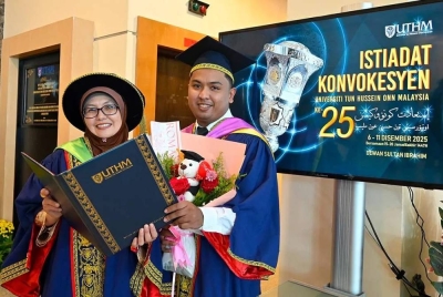 Norshila bersama anaknya, Akmal Hafiz gembira menerima ijazah pada Istiadat Konvokesyen ke-25 UTHM.