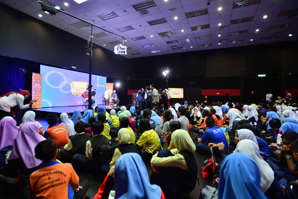 Peserta Program Jelajah Literasi Digital TV PSS Sinar Bestari 2025 bersama Bahagian Sumber dan Teknologi Pendidikan (BSTP), Kementerian Pendidikan Malaysia (KPM) mengikuti audio siar yang ditayangkan secara langsung dalam studio F Karangkraf.
