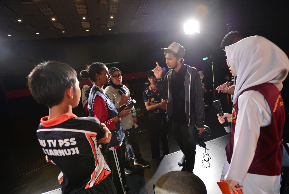 Kru produksi memberi taklimat tentang teknik asas kamera, pencahayaan dan audio
sebelum kumpulan praktikal beraksi secara langsung.