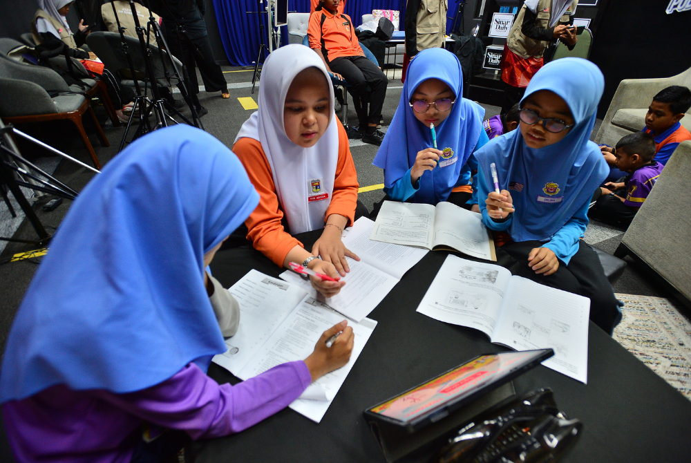 Perbincangan dijalankan untuk merangka kandungan video sebelum memulakan rakaman.