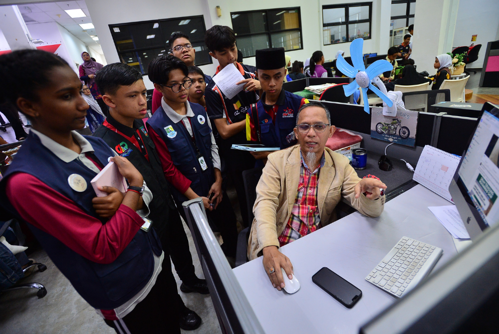 Selepas selesai siaran langsung, pelajar perlu menyunting video supaya menjadi lebih menarik untuk tontonan.