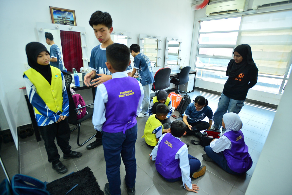 Hao Song membantu memberi kefahaman kepada ahli kumpulannya.