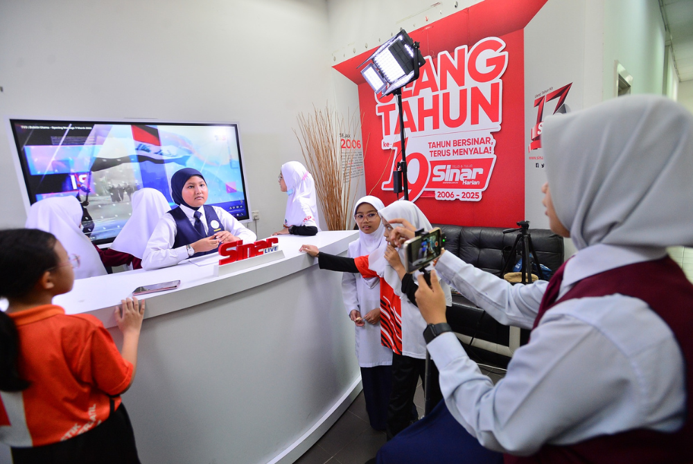 Pelajar menggunakan kelengkapan studio yang disediakan.