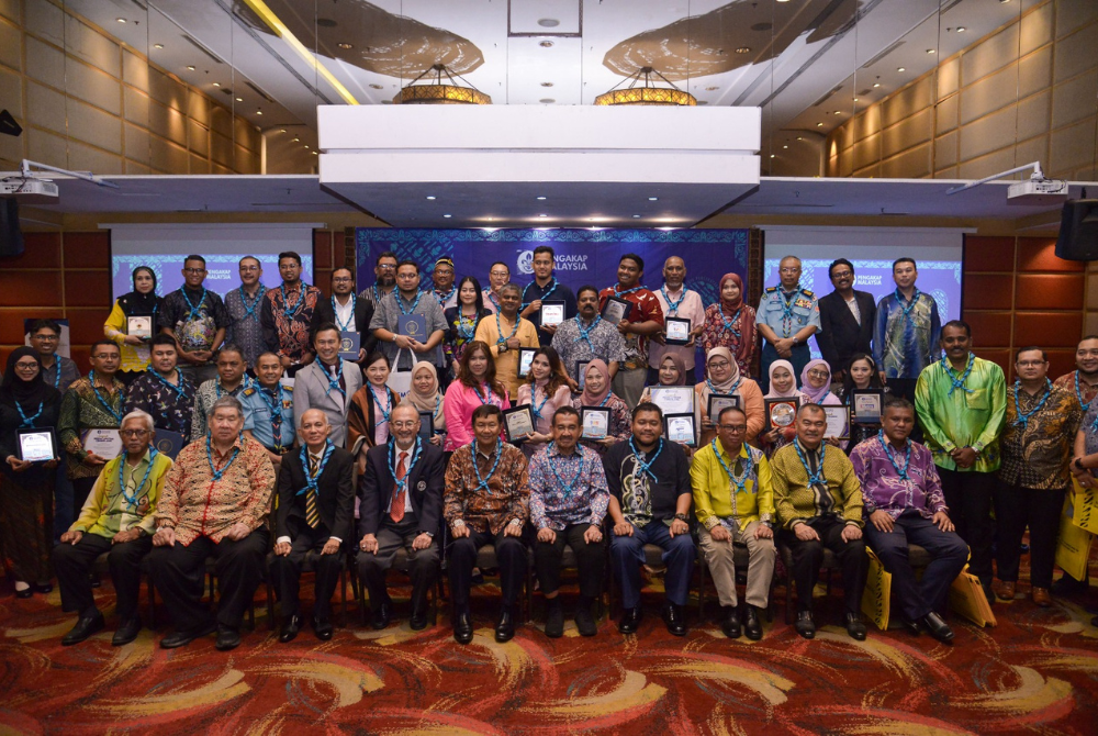 Ketua Pengakap Negara, Mejar Jeneral Datuk Profesor Dr Mohd Zin Bidin (tengah) bergambar bersama wakil media yang hadir pada Majlis Makan Malam bersama Media Persekutuan Pengakap Malaysia 2025 di sebuah hotel hari ini. --fotoBERNAMA