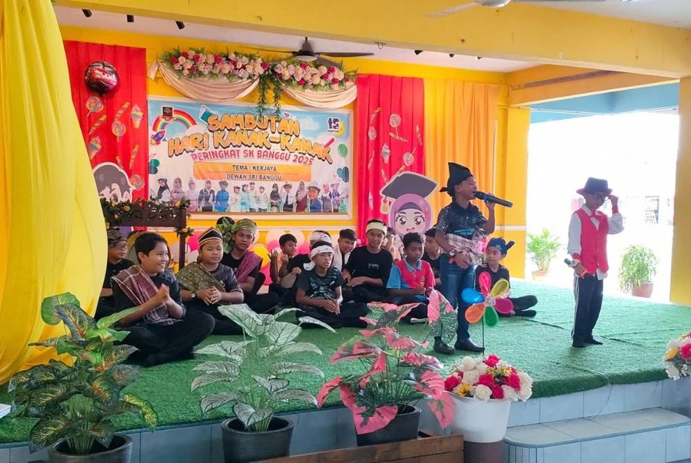 Kumpulan dikir barat SK Banggu memukau warga sekolah dengan persembahan lagu 'Hati Berkene' sempena Sambutan Hari Kanak-Kanak baru-baru ini.