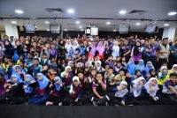 IT'S A WRAP!!... Kru TV PSS yang terdiri daripada murid dan guru pengiring bergambar
selepas berakhirnya Jelajah Literasi Digital TV PSS di Dewan Karangkraf.