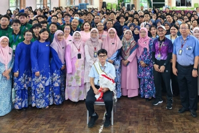 Cikgu John (tengah) merupakan seorang pendidik yang menabur bakti dengan penuh dedikasi, kesabaran dan keikhlasan sepanjang perkhidmatannya.