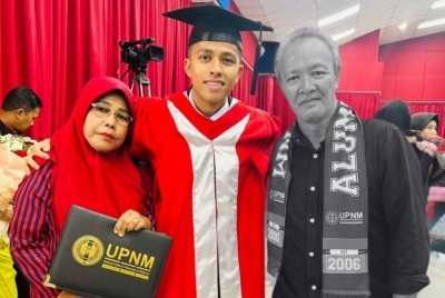 Bukan mudah bagi Fadil (tengah) untuk menerima kehilangan ini dalam sekelip mata, namun percayalah setiap yang berlaku pasti ada hikmah dan ketentuan dari Yang Maha Esa. Foto: Facebook Universiti Pertahanan Nasional Malaysia