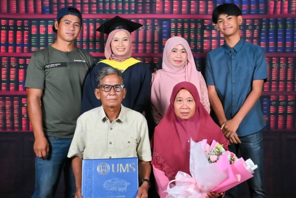 Marni bersama keluarganya selepas selesai Majlis Konvokesyen UMS ke-27 di Kota Kinabalu.