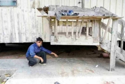 Suspek menunjukkan lokasi kejadian mangsa tertembak semasa bergurau dalam kejadian di sebuah kampung di Keningau. 