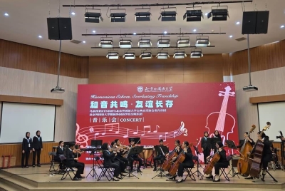 Pasukan orkestra KYSM mempersembahkan lagu klasik 'Rasa Sayang' yang mempamerkan keunikan identiti Malaysia.