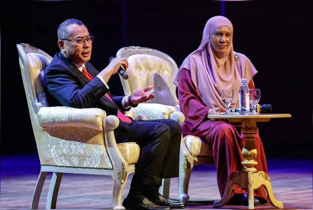 Wan Ahmad Farid (kiri) bercakap pada Program Syarahan Perdana Ketua Hakim Negara anjuran Fakulti Undang-Undang UiTM di Dewan Konsert Seri Budiman. 