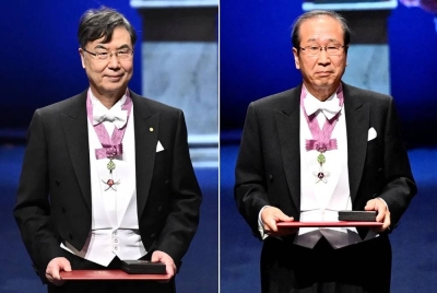 Sakaguchi (kiri) dan Kitagawa menerima Hadiah Nobel di Stockholm. - Gambar: Reuters