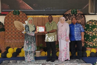 Penyerahan Anugerah Khas Sekolah Showcase yang disampaikan Surieyani (kiri) kepada Subramaniyan (tiga kanan)