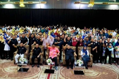 Ab Rauf (duduk, tengah) bersama para peserta selepas perasmian Konvensyen Khas Kerajaan Negeri Melaka bersama PIBG, Komuniti dan Rakan Strategik Pendidikan. 