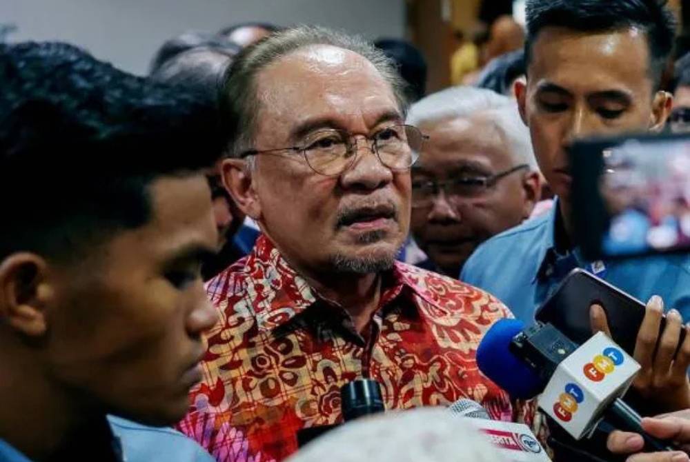Anwar bercakap kepada pemberita selepas menghadiri Majlis Jamuan Teh Krismas anjuran CFM. 