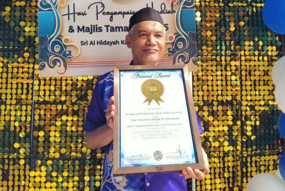 Razman bersama Sijil Pengiktirafan MBOR yang diterima bagi Lagu Bacaan Solat Komprehensif Pertama di Malaysia. 
