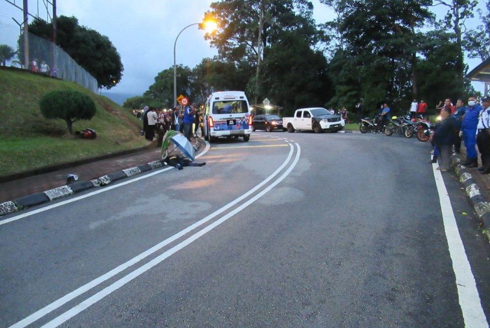 Lokasi kejadian seorang pelajar maut dirempuh sebuah motosikal semasa melintas jalan di dalam kawasan UiTM Cawangan Machang. Foto: Ihsan Polis
