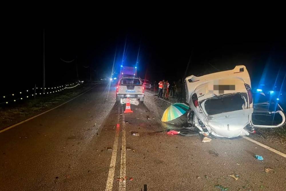 Keadaan di lokasi kejadian yang meragut nyawa Muhammad Fakhri Waqiuddin Basri, 22, dalam nahas kira-kira 11 malam tadi. - Foto: JBPM