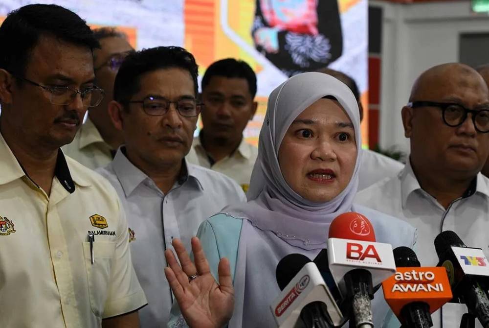 Fadhlina (tengah) mengadakan sidang media sempena penyerahan Sekolah Menengah Kebangsaan Agama Sheikh Tahir Jalaluddin oleh JKR.