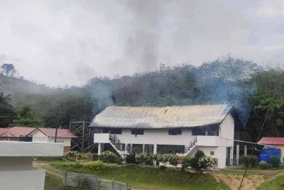Keadaan asrama SK Pinapak yang terbakar dalam kejadian pagi Jumaat.