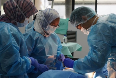 Dr Isma Liza (tengah) menjalankan protokol diseksi tulang belakang bersama pasukannya.