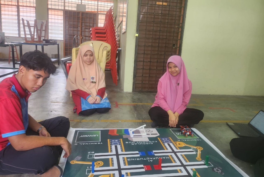 PERSEDIAAN AKHIR...Pasukan Seindah Robotik memeriksa litar untuk pertandingan di Jakarta.