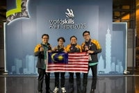 Dari kiri: Dr Ahmad Tarmizi, Muhamad Nashrul, Mohamad Fazil dan Ts Muhammad Syaiful sama-sama meraikan kejayaan pelajar KKTM Sri Gading yang merangkul pingat emas dan Best of Nation baru-baru ini. 