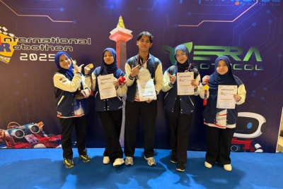 Nur Shazana (kiri) bergambar bersama pasukan Seindah Robotik yang diumumkan sebagai juara!